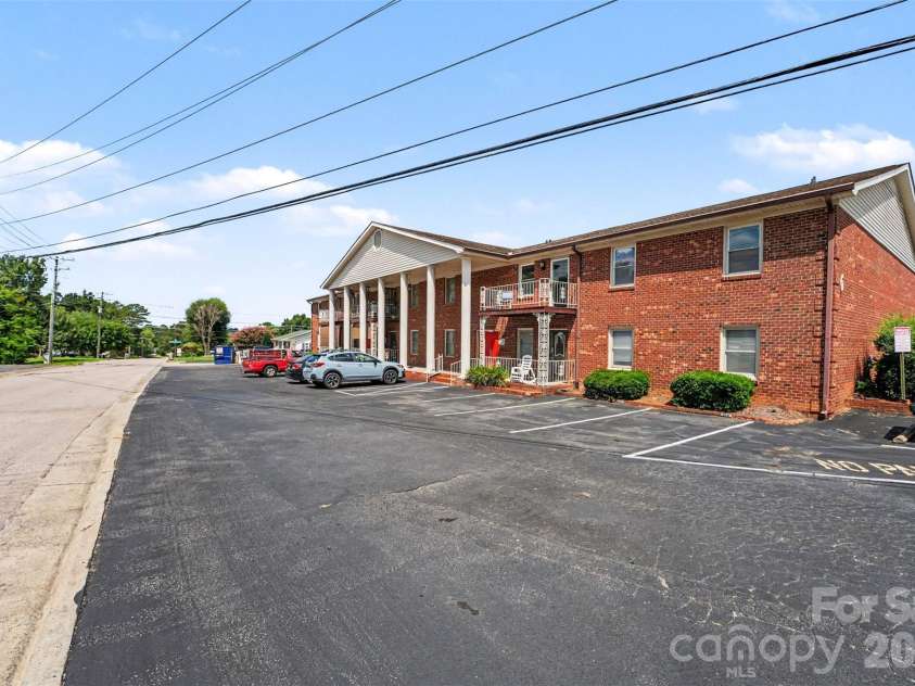 112 Briarcliff Drive, Kannapolis, NC 28081.  MLS# CAR4407191, YatesRealty ID 39686. 