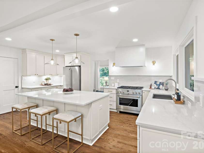 2600 Vardall Court, Charlotte, NC 28226.  MLS# CAR4400595, YatesRealty ID 39688. 