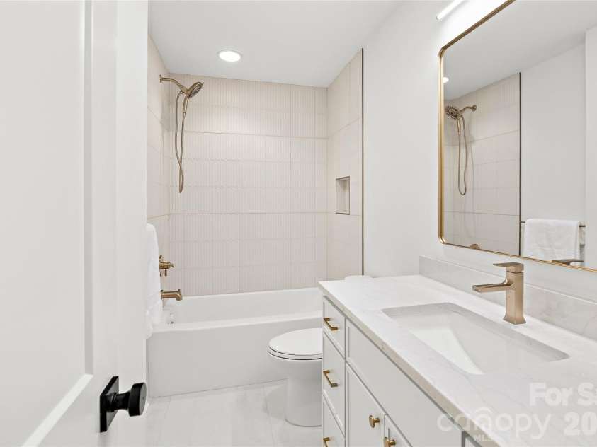 2600 Vardall Court, Charlotte, NC 28226.  MLS# CAR4400595, YatesRealty ID 39688. 