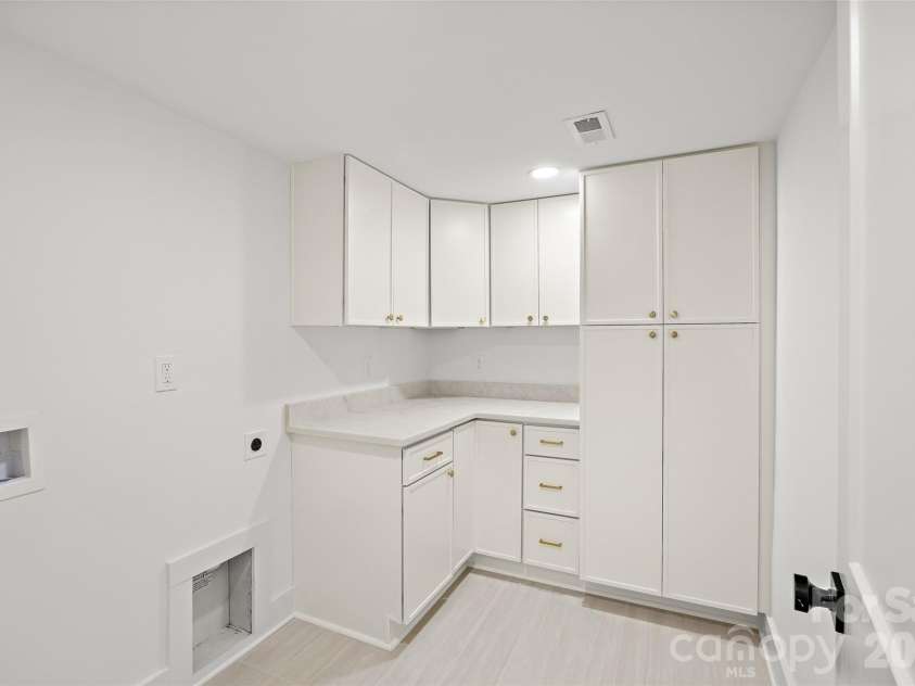 2600 Vardall Court, Charlotte, NC 28226.  MLS# CAR4400595, YatesRealty ID 39688. 