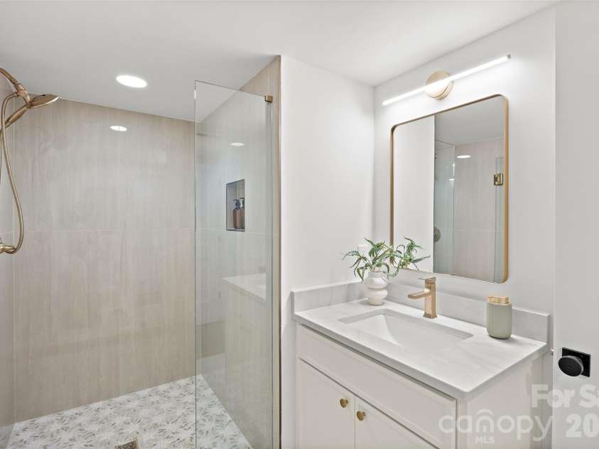 2600 Vardall Court, Charlotte, NC 28226.  MLS# CAR4400595, YatesRealty ID 39688. 