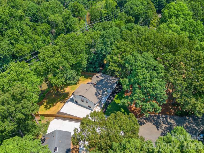 2600 Vardall Court, Charlotte, NC 28226.  MLS# CAR4400595, YatesRealty ID 39688. 