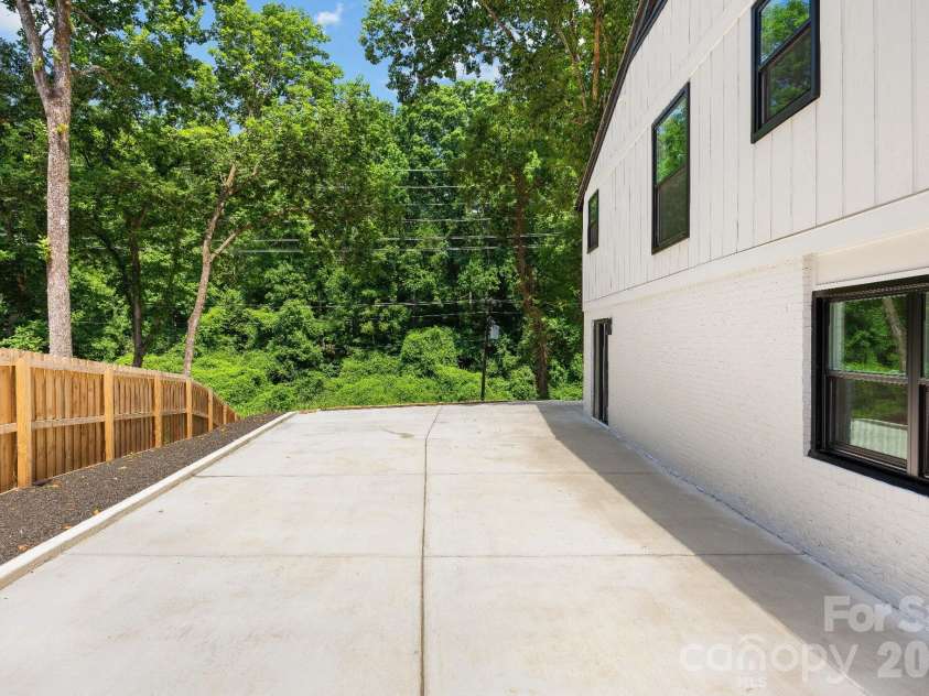 2600 Vardall Court, Charlotte, NC 28226.  MLS# CAR4400595, YatesRealty ID 39688. Current Driveway