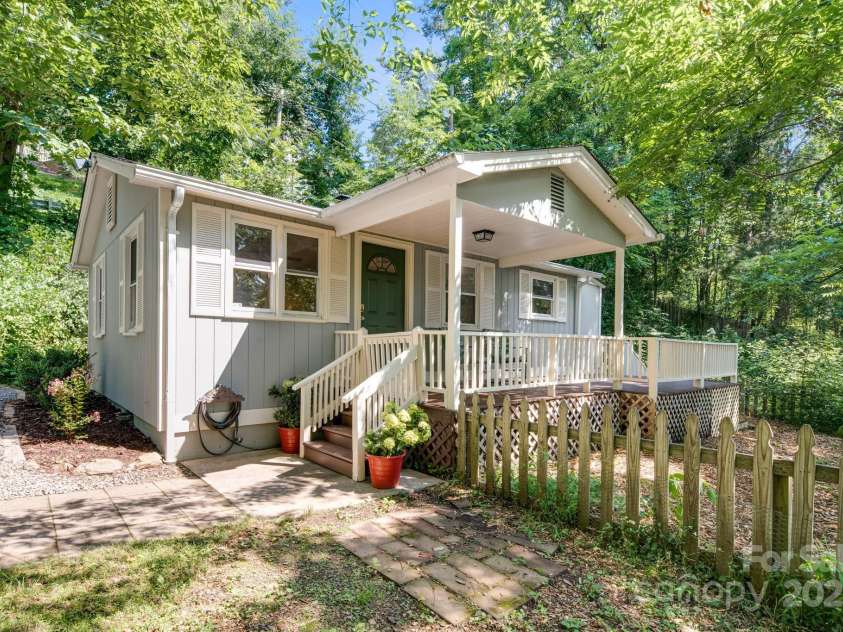 292 Beaucatcher Road, Asheville, NC 28805.  MLS# CAR4282721, YatesRealty ID 39688. Darling private cottage less than a mile from downtown Asheville!