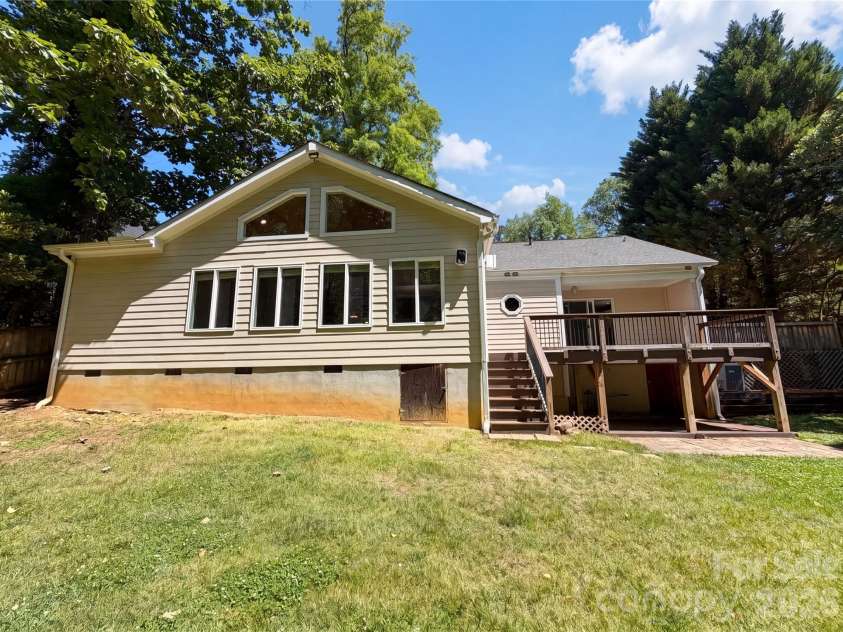 1322 Carolyn Drive, Charlotte, NC 28205.  MLS# CAR4380647, YatesRealty ID 39691. 