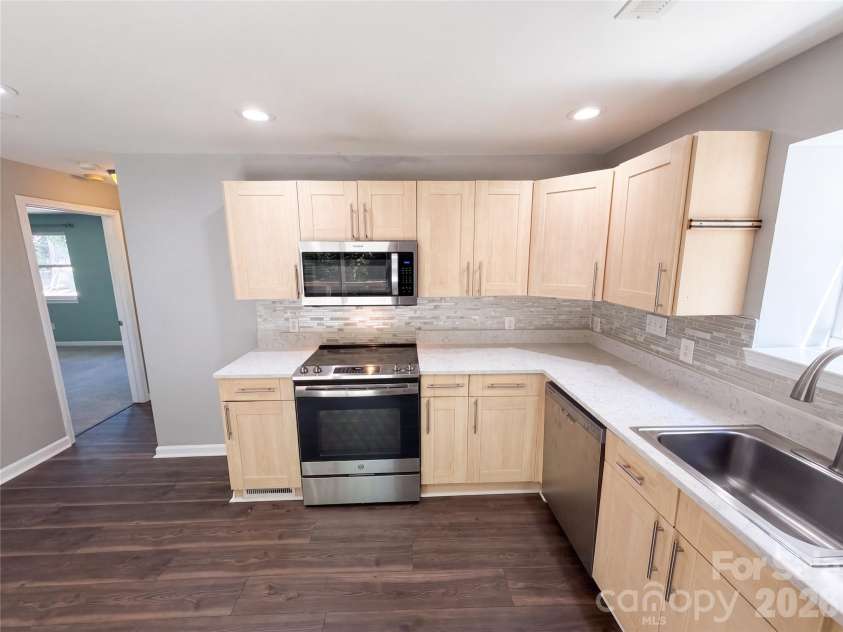 1322 Carolyn Drive, Charlotte, NC 28205.  MLS# CAR4380647, YatesRealty ID 39691. 