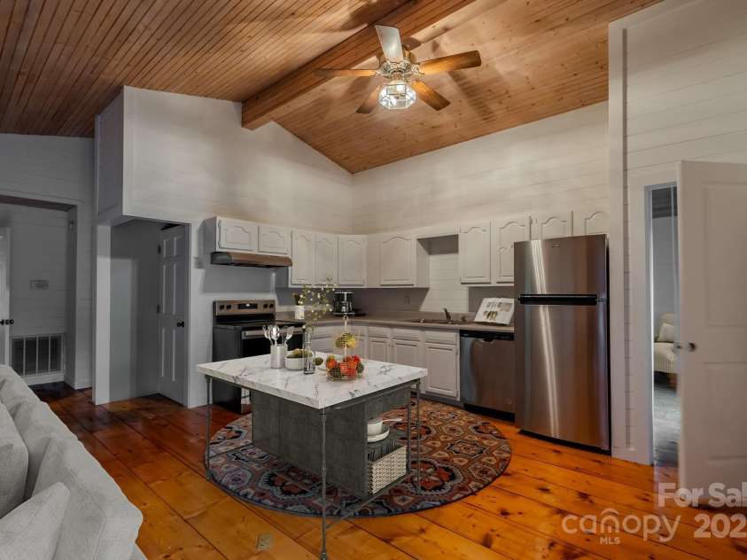 130 Piney Ridge Lane, Saluda, NC 28773.  MLS# CAR4180107, YatesRealty ID 397. 