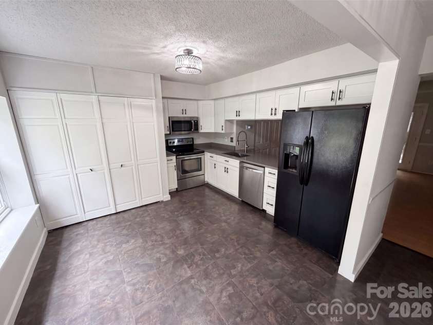 1500 Waybridge Lane, Charlotte, NC 28210.  MLS# CAR4404792, YatesRealty ID 39702. 