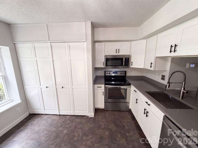 1500 Waybridge Lane, Charlotte, NC 28210.  MLS# CAR4404792, YatesRealty ID 39702. 