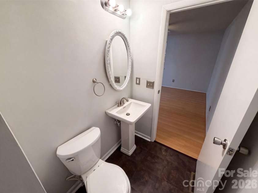 1500 Waybridge Lane, Charlotte, NC 28210.  MLS# CAR4404792, YatesRealty ID 39702. 