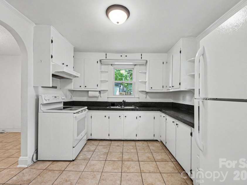 2111 Englewood Street, Kannapolis, NC 28083.  MLS# CAR4406014, YatesRealty ID 39705. Kitchen