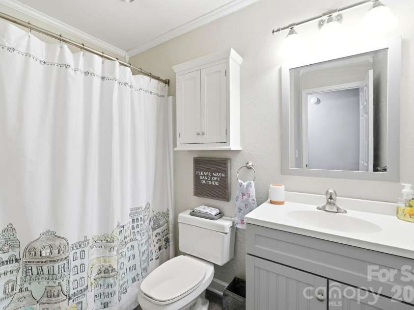 12017 Baywoods Drive, Tega Cay, SC 29708.  MLS# CAR4407015, YatesRealty ID 39706. Main level hall full bathroom