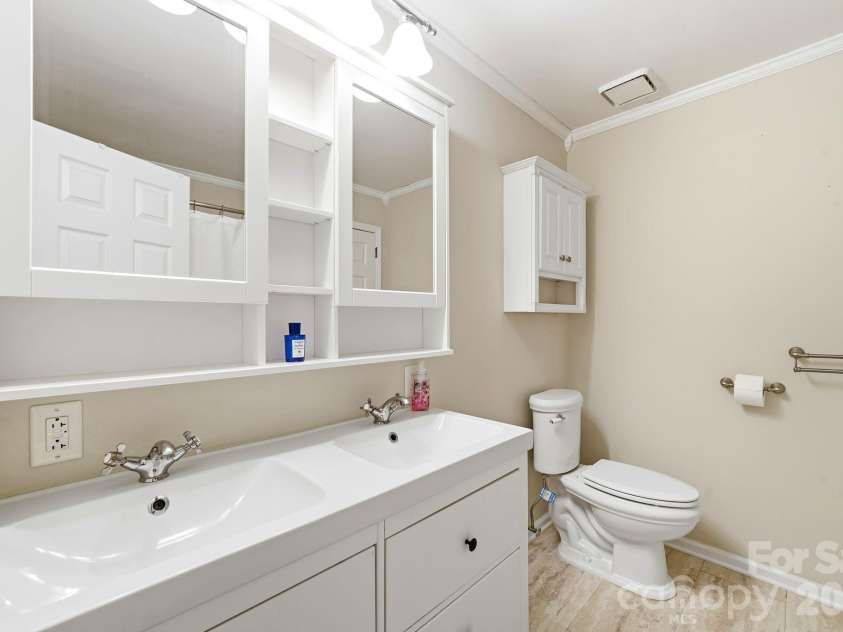 12017 Baywoods Drive, Tega Cay, SC 29708.  MLS# CAR4407015, YatesRealty ID 39706. Primary bathroom