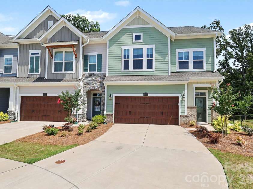 9051 Charles Francis Lane, Cornelius, NC 28031.  MLS# CAR4407203, YatesRealty ID 39707. 