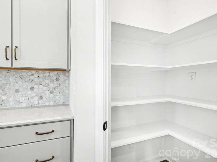 9051 Charles Francis Lane, Cornelius, NC 28031.  MLS# CAR4407203, YatesRealty ID 39707. 