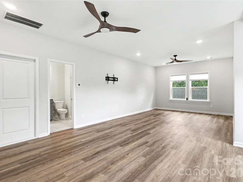 9051 Charles Francis Lane, Cornelius, NC 28031.  MLS# CAR4407203, YatesRealty ID 39707. 