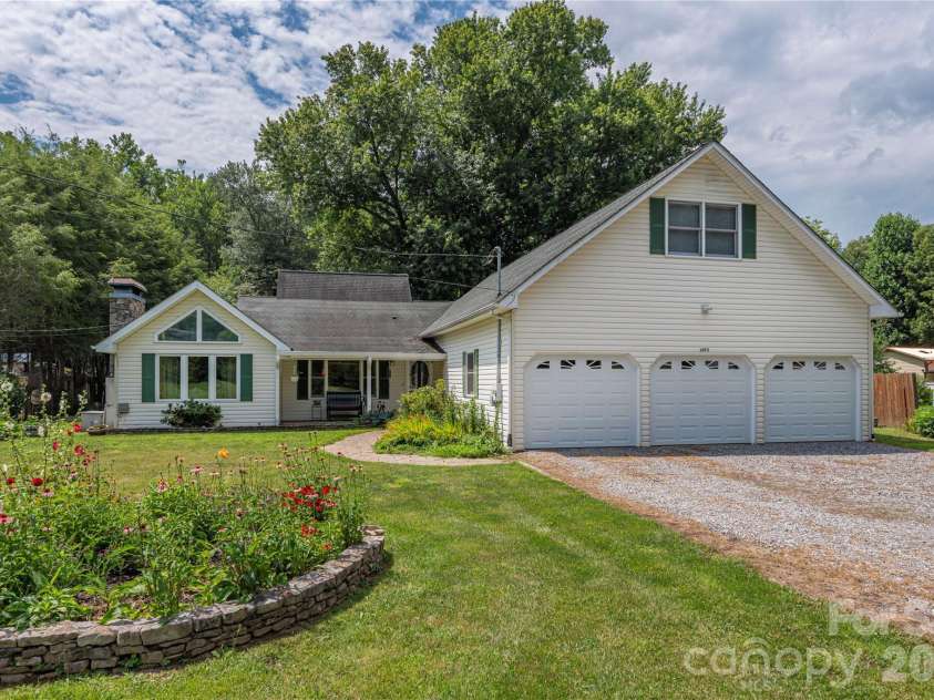 1075 Moody Farm Road, Maggie Valley, NC 28751.  MLS# CAR4400859, YatesRealty ID 39708. 