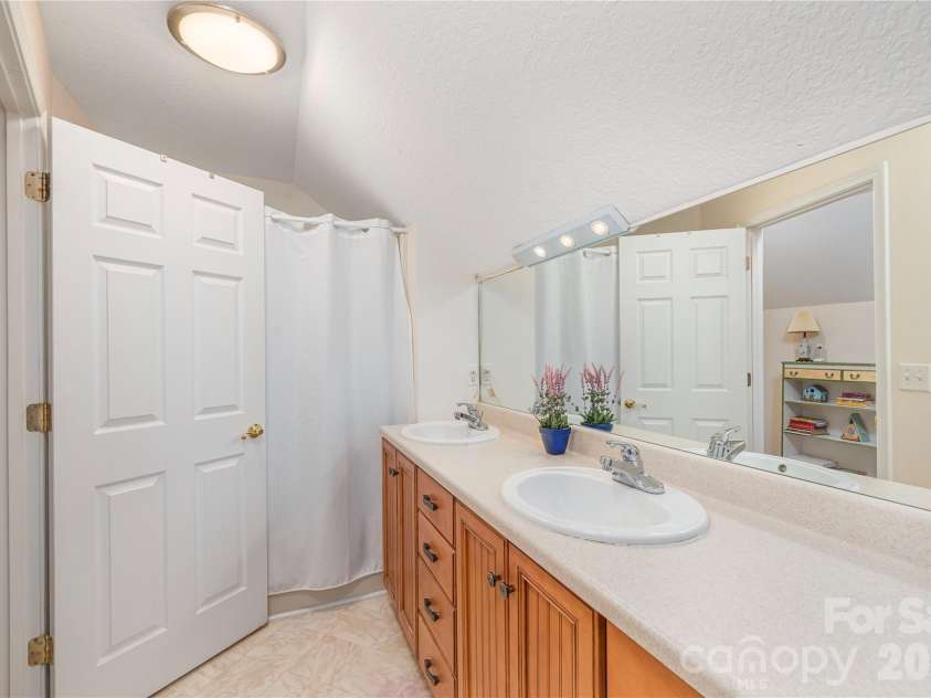 1075 Moody Farm Road, Maggie Valley, NC 28751.  MLS# CAR4400859, YatesRealty ID 39708. 