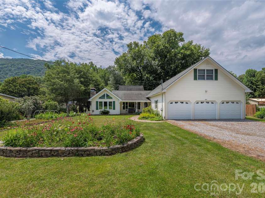 1075 Moody Farm Road, Maggie Valley, NC 28751.  MLS# CAR4400859, YatesRealty ID 39708. 