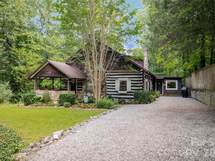 2506 Anders Drive, Hendersonville, NC 28791.  MLS# CAR4355403, YatesRealty ID 3971. 
