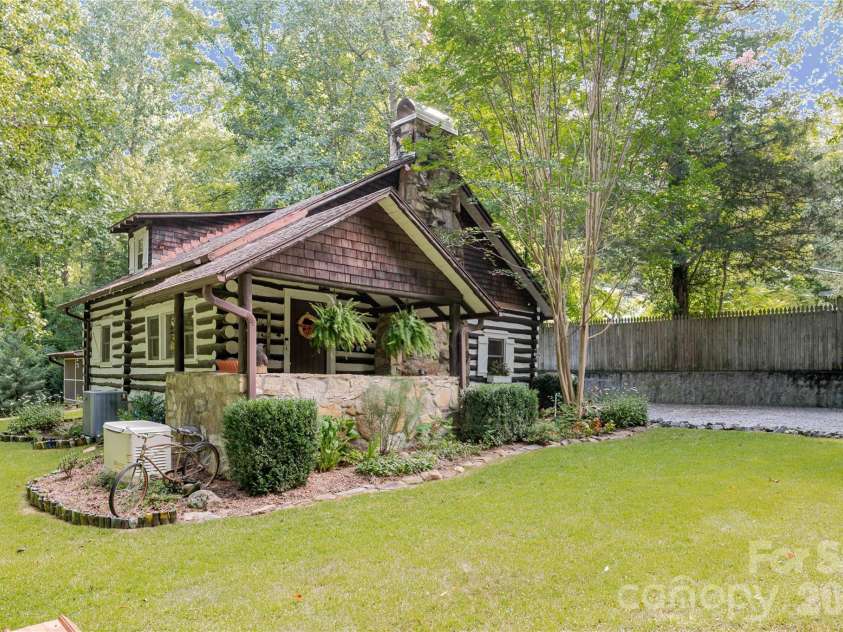 2506 Anders Drive, Hendersonville, NC 28791.  MLS# CAR4355403, YatesRealty ID 3971. 