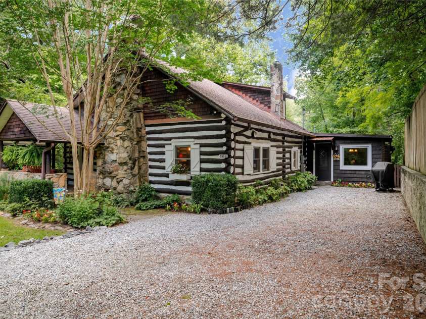 2506 Anders Drive, Hendersonville, NC 28791.  MLS# CAR4355403, YatesRealty ID 3971. 