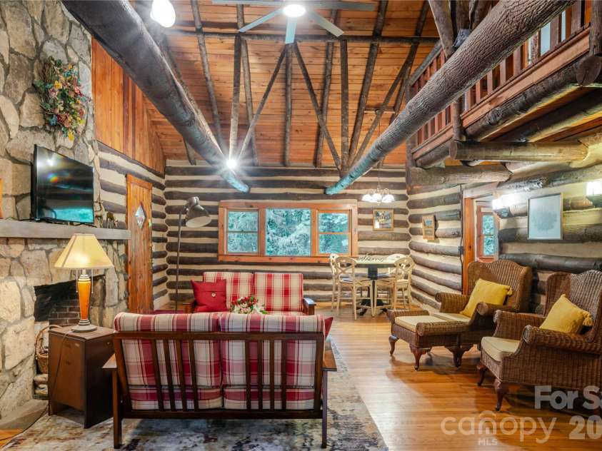 2506 Anders Drive, Hendersonville, NC 28791.  MLS# CAR4355403, YatesRealty ID 3971. 