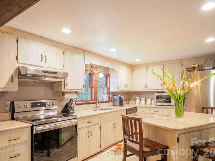 2506 Anders Drive, Hendersonville, NC 28791.  MLS# CAR4355403, YatesRealty ID 3971. 