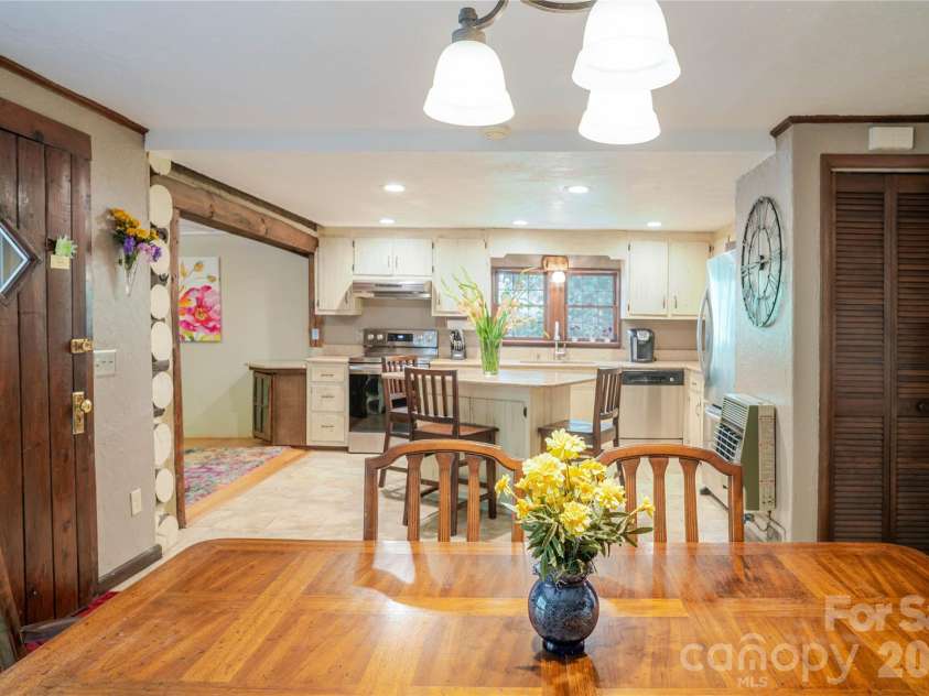 2506 Anders Drive, Hendersonville, NC 28791.  MLS# CAR4355403, YatesRealty ID 3971. 