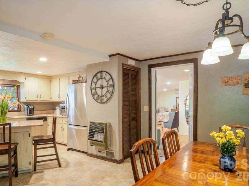 2506 Anders Drive, Hendersonville, NC 28791.  MLS# CAR4355403, YatesRealty ID 3971. 