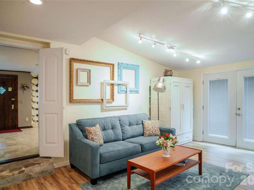 2506 Anders Drive, Hendersonville, NC 28791.  MLS# CAR4355403, YatesRealty ID 3971. 