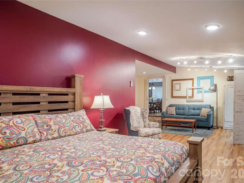 2506 Anders Drive, Hendersonville, NC 28791.  MLS# CAR4355403, YatesRealty ID 3971. 