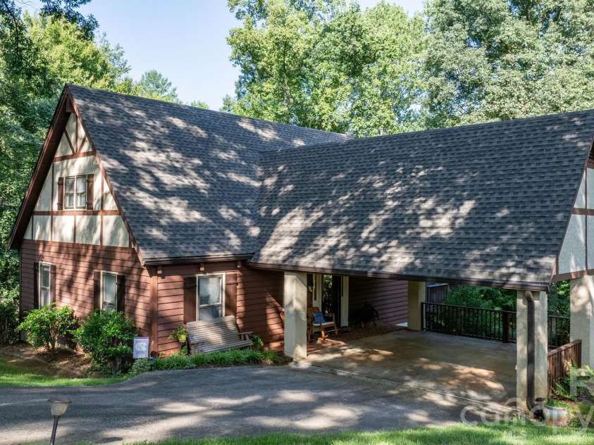 5562 Clearlake Drive, Hickory, NC 28601.  MLS# CAR4407359, YatesRealty ID 39711. 