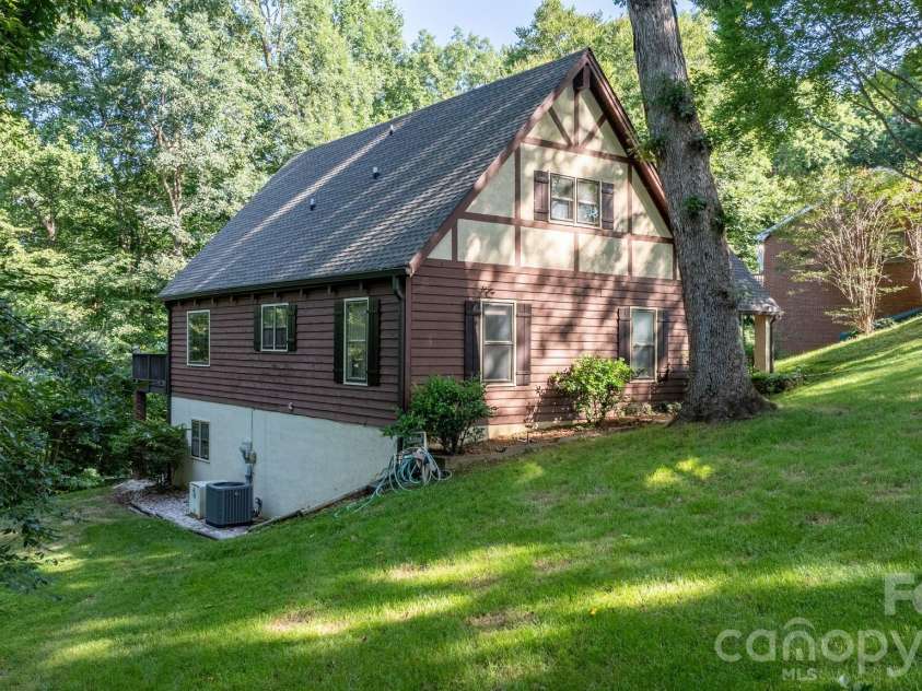 5562 Clearlake Drive, Hickory, NC 28601.  MLS# CAR4407359, YatesRealty ID 39711. 