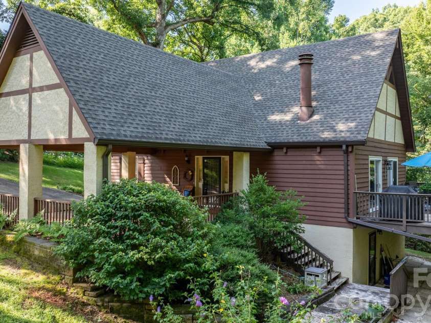 5562 Clearlake Drive, Hickory, NC 28601.  MLS# CAR4407359, YatesRealty ID 39711. 