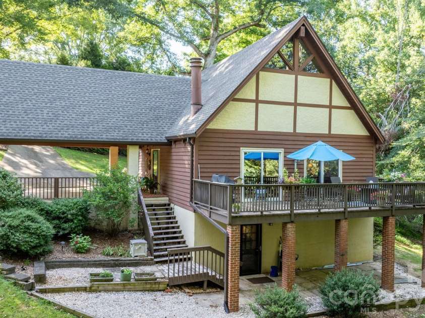 5562 Clearlake Drive, Hickory, NC 28601.  MLS# CAR4407359, YatesRealty ID 39711. 