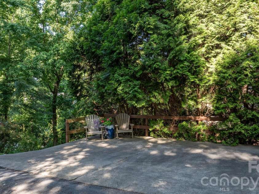 5562 Clearlake Drive, Hickory, NC 28601.  MLS# CAR4407359, YatesRealty ID 39711. 