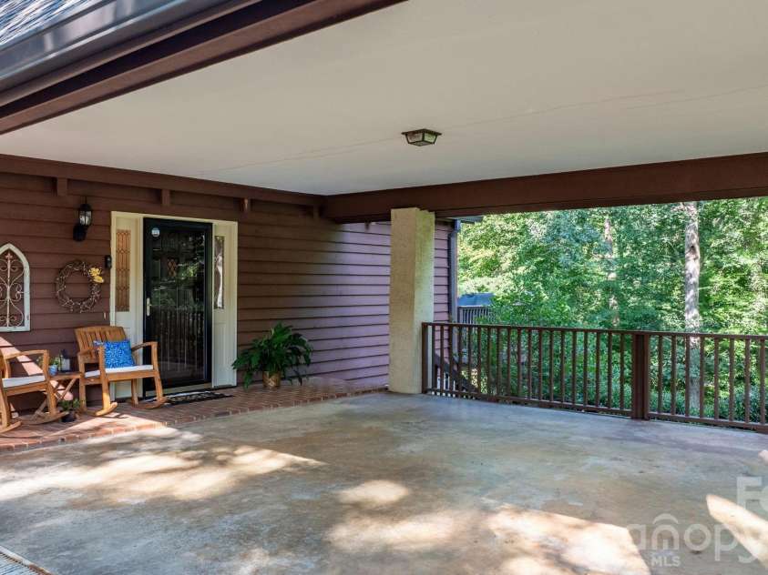 5562 Clearlake Drive, Hickory, NC 28601.  MLS# CAR4407359, YatesRealty ID 39711. 