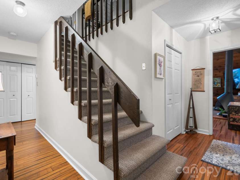 5562 Clearlake Drive, Hickory, NC 28601.  MLS# CAR4407359, YatesRealty ID 39711. 