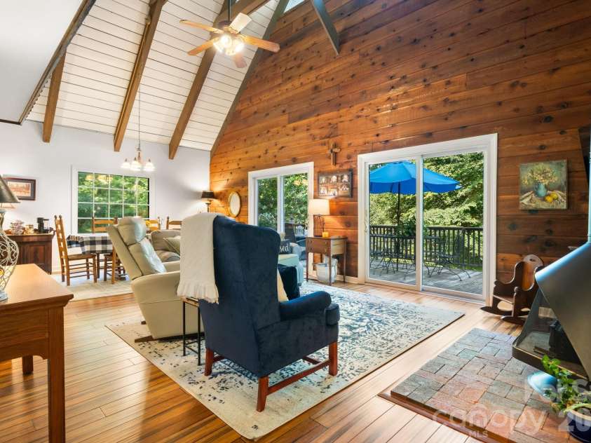 5562 Clearlake Drive, Hickory, NC 28601.  MLS# CAR4407359, YatesRealty ID 39711. 