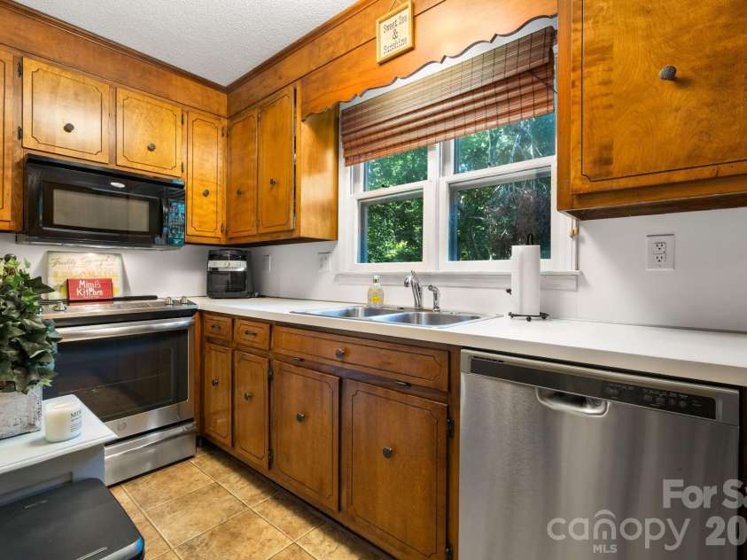 5562 Clearlake Drive, Hickory, NC 28601.  MLS# CAR4407359, YatesRealty ID 39711. 