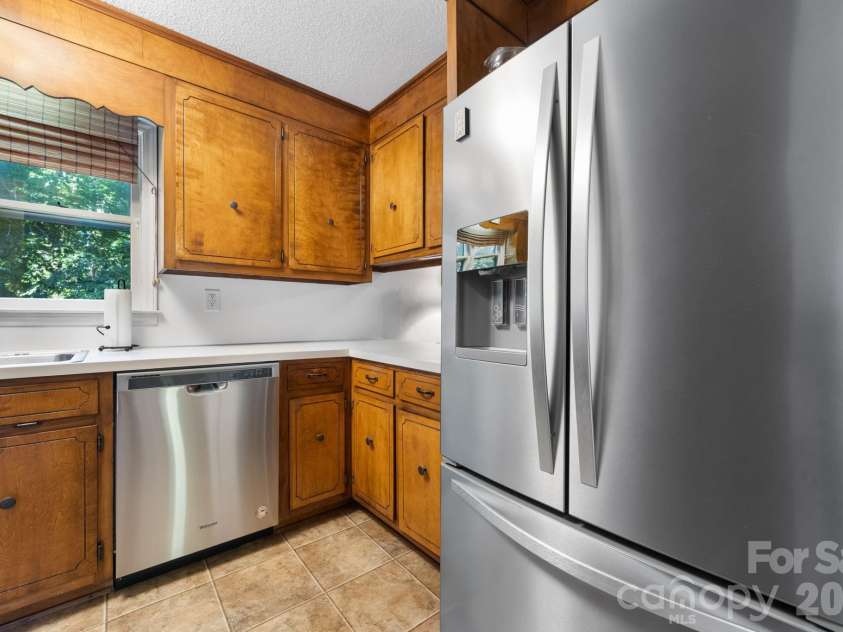 5562 Clearlake Drive, Hickory, NC 28601.  MLS# CAR4407359, YatesRealty ID 39711. 