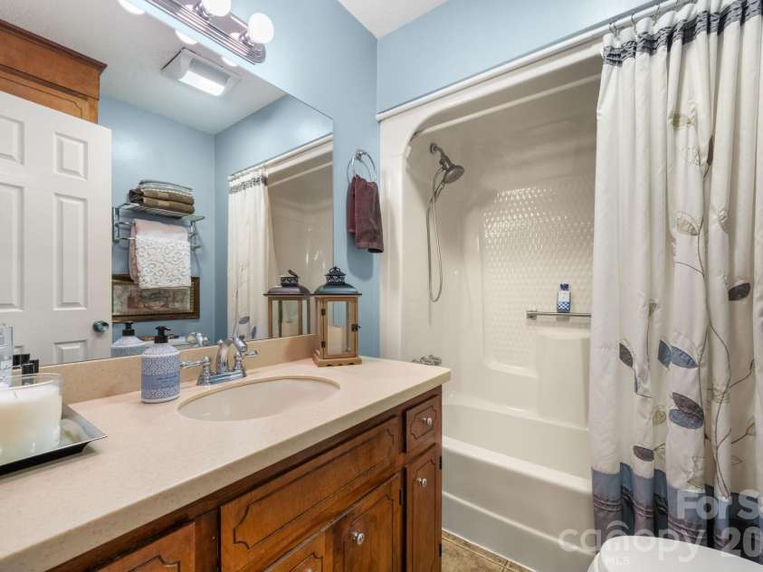 5562 Clearlake Drive, Hickory, NC 28601.  MLS# CAR4407359, YatesRealty ID 39711. 