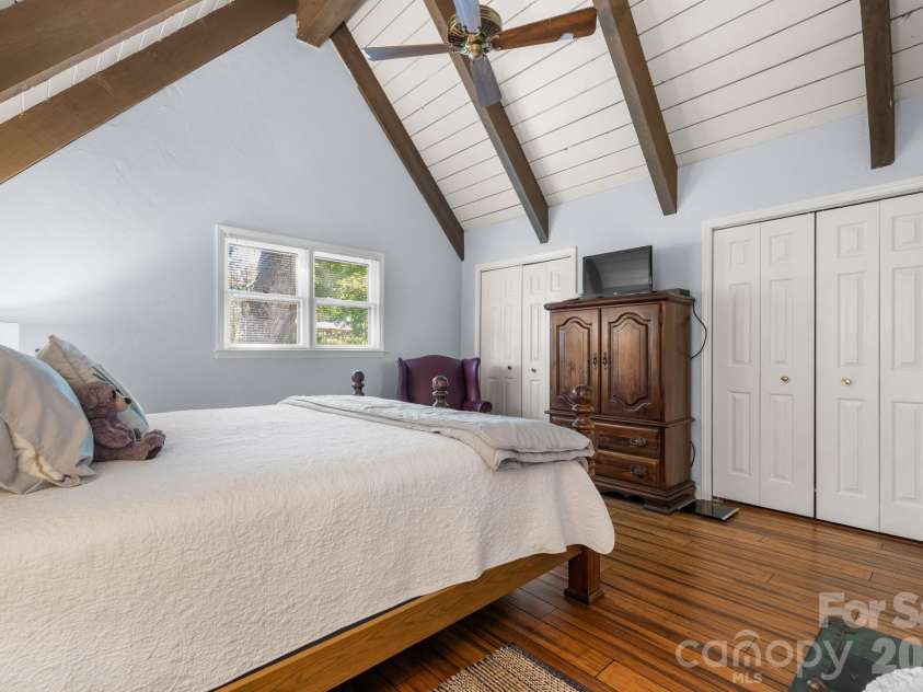 5562 Clearlake Drive, Hickory, NC 28601.  MLS# CAR4407359, YatesRealty ID 39711. 