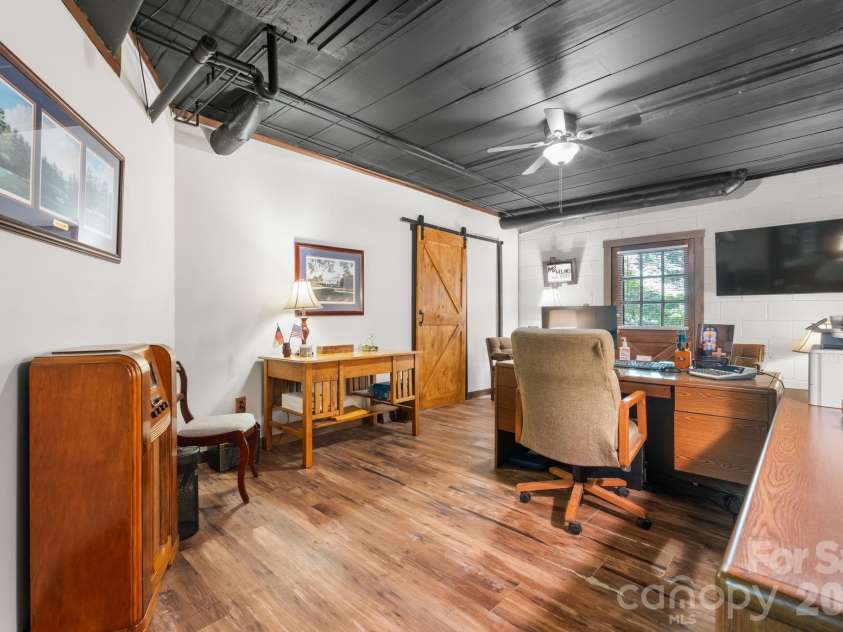 5562 Clearlake Drive, Hickory, NC 28601.  MLS# CAR4407359, YatesRealty ID 39711. 