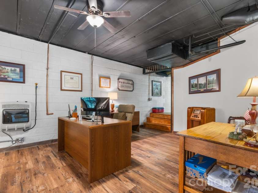 5562 Clearlake Drive, Hickory, NC 28601.  MLS# CAR4407359, YatesRealty ID 39711. 