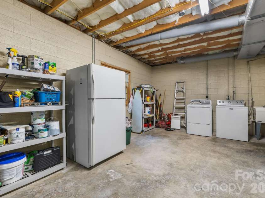 5562 Clearlake Drive, Hickory, NC 28601.  MLS# CAR4407359, YatesRealty ID 39711. 