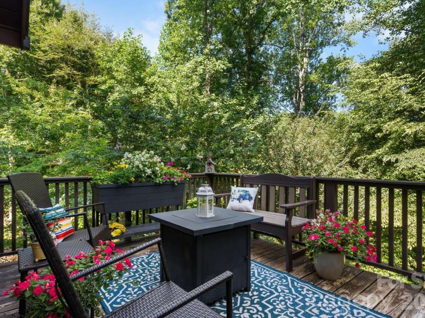 5562 Clearlake Drive, Hickory, NC 28601.  MLS# CAR4407359, YatesRealty ID 39711. 