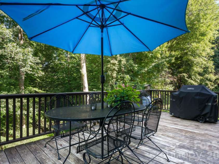 5562 Clearlake Drive, Hickory, NC 28601.  MLS# CAR4407359, YatesRealty ID 39711. 