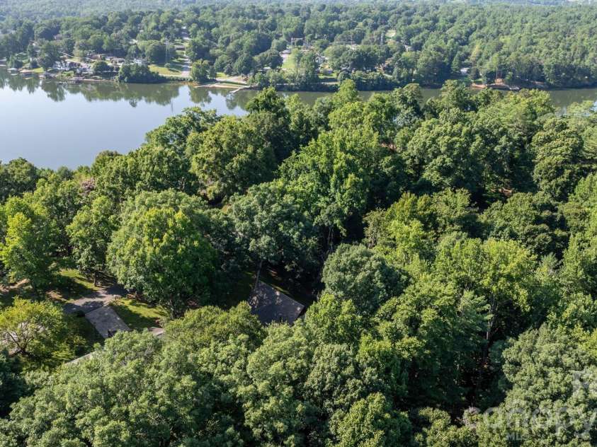 5562 Clearlake Drive, Hickory, NC 28601.  MLS# CAR4407359, YatesRealty ID 39711. 